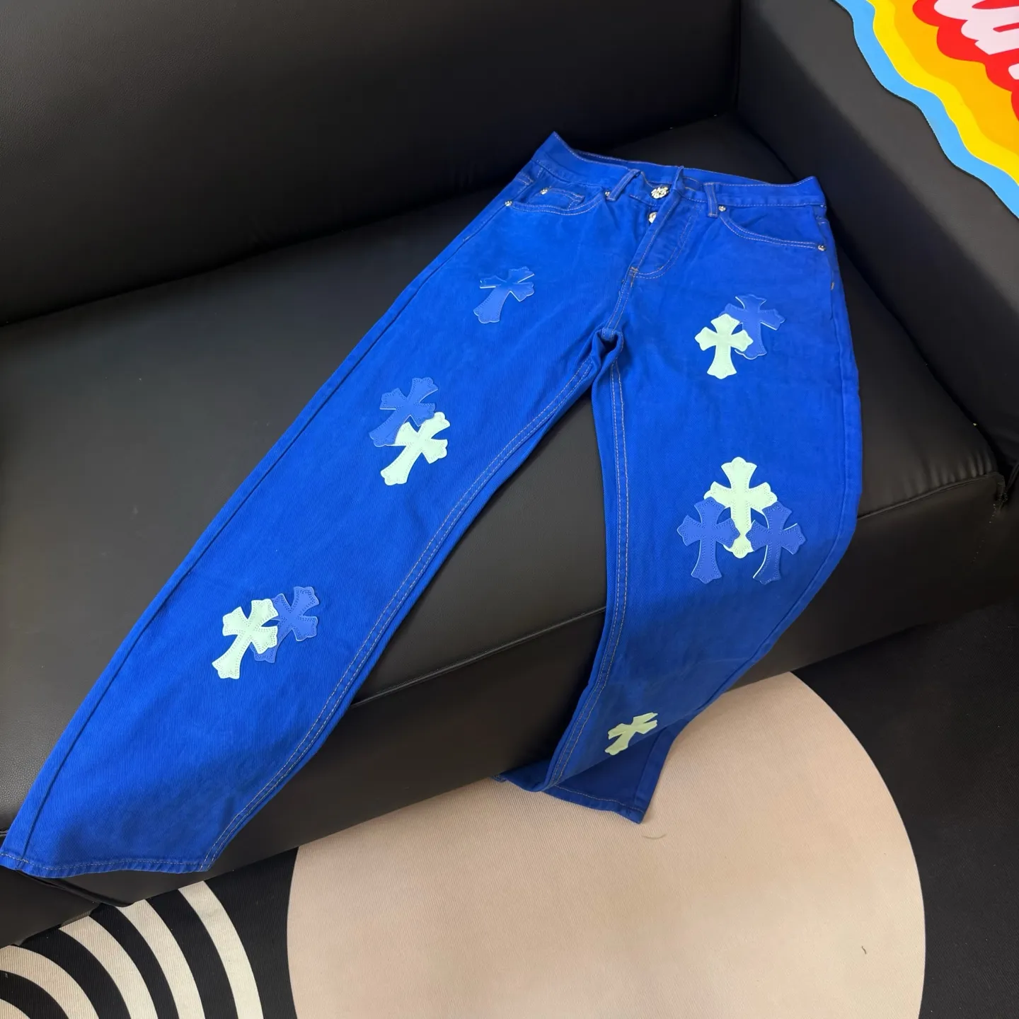 P300 style number: D254 Chrome Hearts CH Chrome Hearts, the same jeans worn by Fan Bingbing’s brother Fan Chengcheng, exudes unruly personality and unique charm. Every wear and tear is carefully designed to present a unique artistic feel. Made of imported denim fabric, which has undergone heavy industrial washing and destruction treatment, the trousers show a super cool effect on the upper body, allowing you to dominate the fashion stage.  This is more than just a pair of jeans, it is an expression of attitude. With its unique design concept and ultimate pursuit of details, Croxin breaks traditional boundaries and defines the jeans trend in the new era. The trousers are made of double-layer woven fabric and matched with customized hardware, showing an incomparably beautiful and unique style, making every wearer the focus of fashion. Imported denim fabric, super heavy-duty washed and damaged, the upper body is super cool! Customized hardware, incomparably good-looking style. The production process is difficult. It has a high-street feel. Color: dark blue Size: S M L